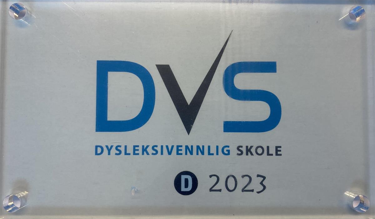 Plaketten som viser at vi er sertifisert som dysleksivennlig skole av landsmøtet i Dysleksi Norge. - Klikk for stort bilde